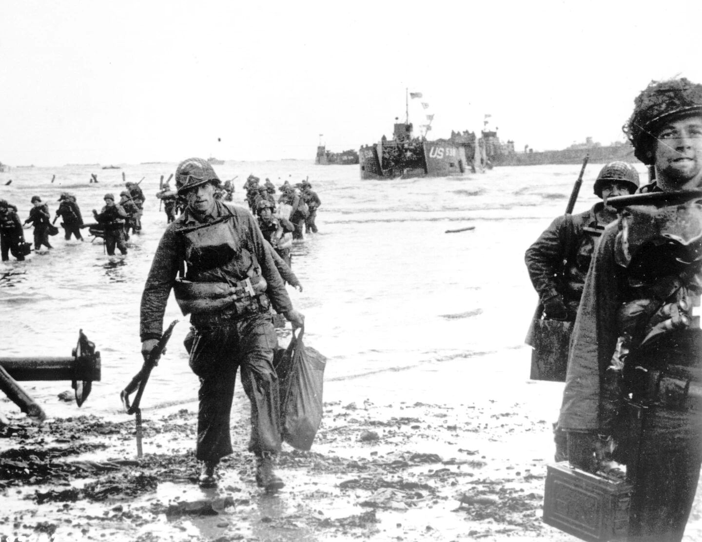 Con todo su equipo, las tropas de asalto estadounidenses avanzan hacia una cabeza de playa con nombre en clave Omaha Beach, en la costa norte de Francia, el 6 de junio de 1944, durante la invasión aliada de la costa de Normandía (AP)
