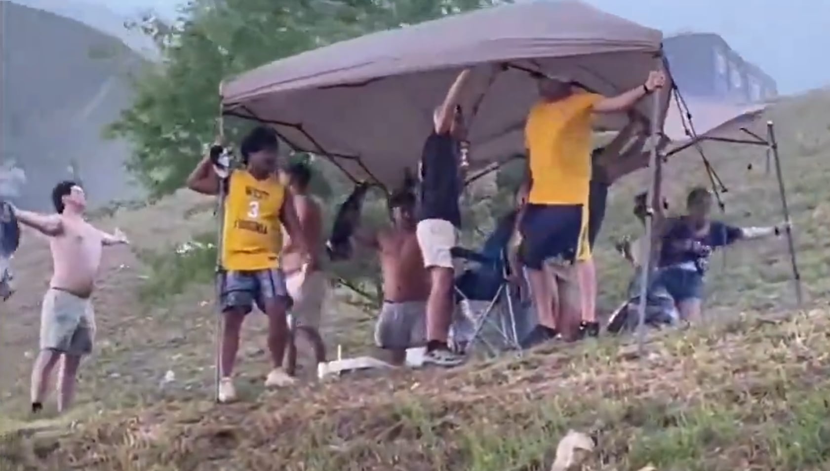 Una ráfaga de hasta 64 km/h levantó una carpa en Randy’s Ridge, junto al Kendrick Family Ballpark, y desató el caos entre los aficionados (X/ChapinJewell)
