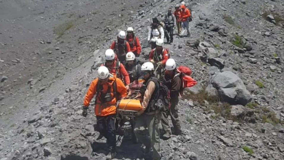 El operativo de rescate en el volcán Lanín destacó la coordinación entre brigadistas, guías y personal de salud de Junín de los Andes