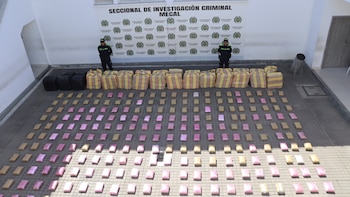 Por tratar de apagar el incendio de un camión, policías terminaron incautando cuatro toneladas de marihuana en el Valle del Cauca