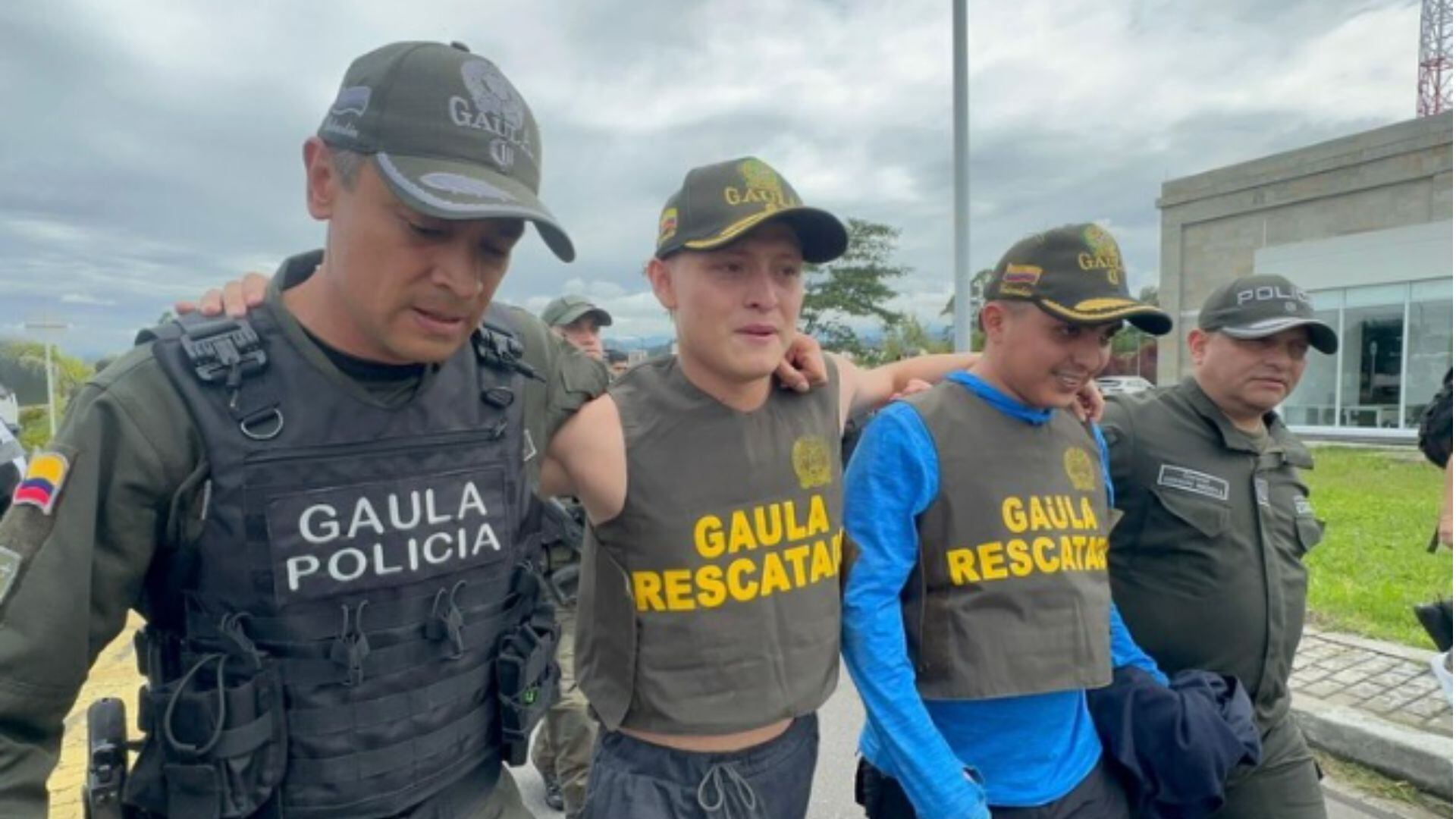 Miguel Ayala relató los catorce días de cautiverio en la selva del Cauca durante el pódcast Más Allá del Silencio, compartiendo detalles del miedo y la supervivencia junto a su mánager - crédito @directorpolicia / Infobae