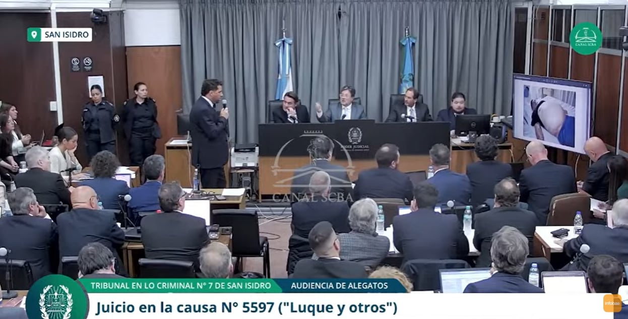 La Fiscalía expone una foto del cuerpo de Diego Maradona durante los alegatos