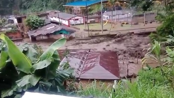 Desbordamiento de la quebrada Santa Bárbara desató una emergencia en el sur de Antioquia: hay daños en puentes y una iglesia
