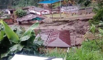 El cuerpo de bomberos de Andes reportó que cerca de 10 veredas quedaron incomunicadas por la emergencia - crédito Captura de video