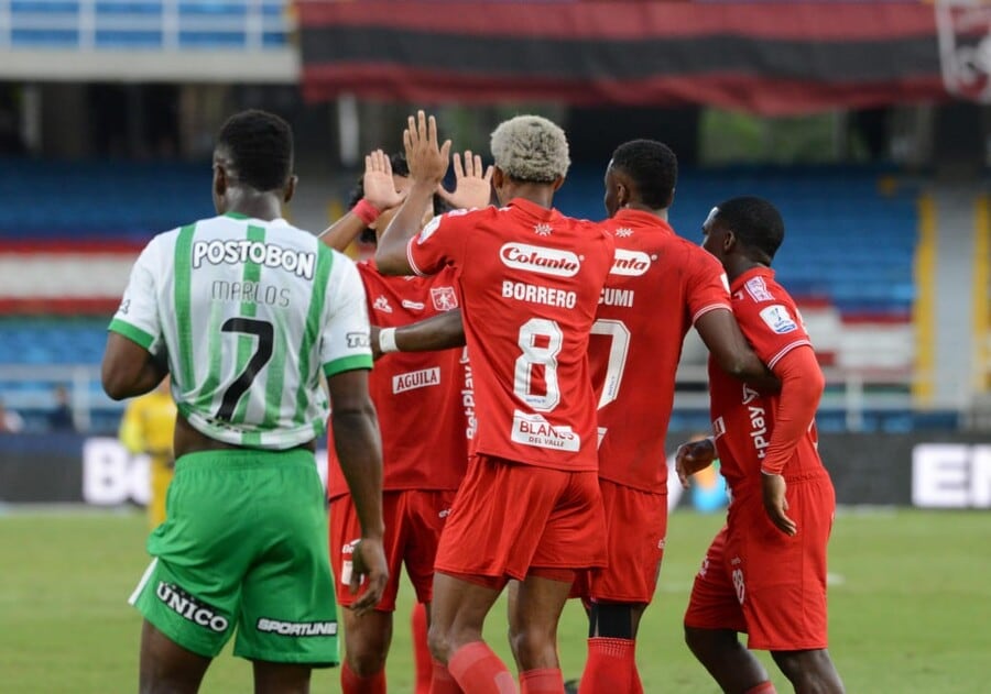 Atlético Nacional se han enfrentado en 286 partidos oficiales con ventaja para el club antioqueño: se registran 108 victorias para Nacional, 96 triunfos para América y 82 empates en el historial general - crédito José Luis Guzmán-El País/Colprensa