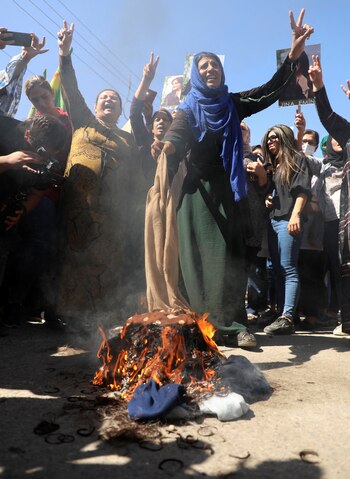 Las mujeres hacen gestos mientras