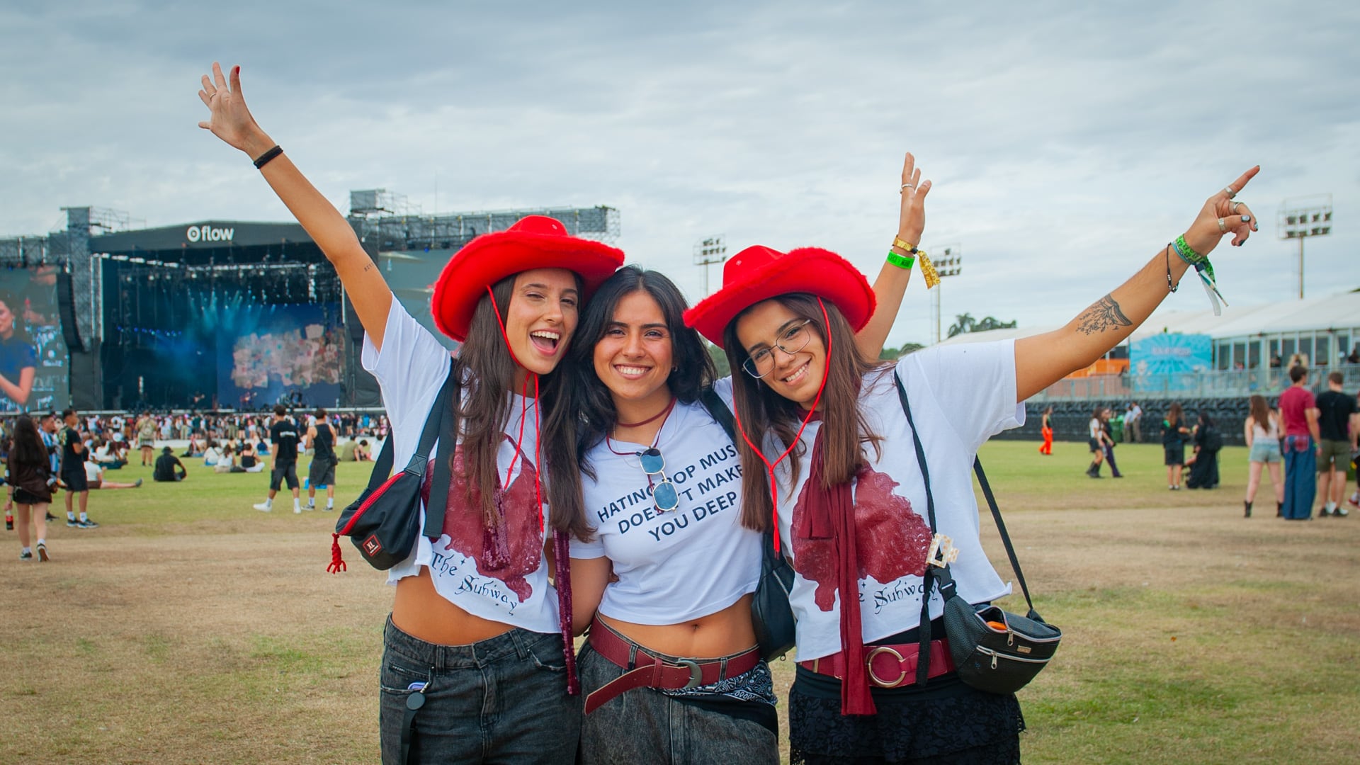 Los sombreros personalizados y los brillos reflejaron el ambiente festivo