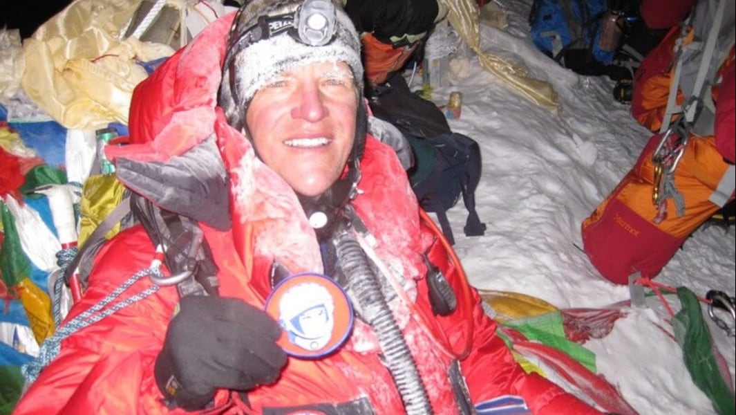 Scott Parazynski llevó una roca lunar del Apolo 11 a la cima del Everest, uniendo la exploración espacial y terrestre (Créditos: guinnessworldrecords)
