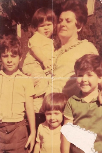 Adrián Suar (57, abajo-centro) junto