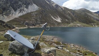 El internet satelital llega a caseríos y pueblos donde se tiene que caminar cinco a seis horas para llegar. (Hughes)