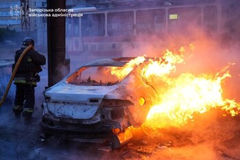 Un bombero apaga automóviles que se queman después de los ataques aéreos y de misiles rusos, en medio del ataque de Rusia a Ucrania, en Zaporizhia (Reuters)