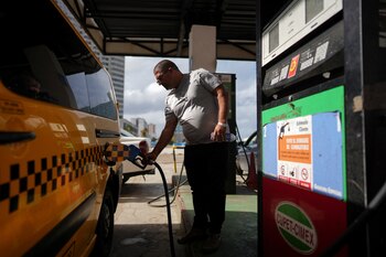 Un taxista llena el depósito
