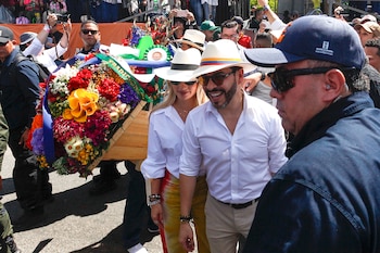 El presidente de Colombia, Abelardo de la Espriella (c), asiste junto a su esposa, Ana Lucía Pineda (c-i), a la edición 69 del Desfile de Silleteros de la Feria de las Flores este domingo, en Medellín (Colombia). EFE/STR