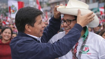 Pedro Castillo respalda a Roberto Sánchez y revela que le entregó su sombrero: “Gracias por cuidar mi sombrero”
