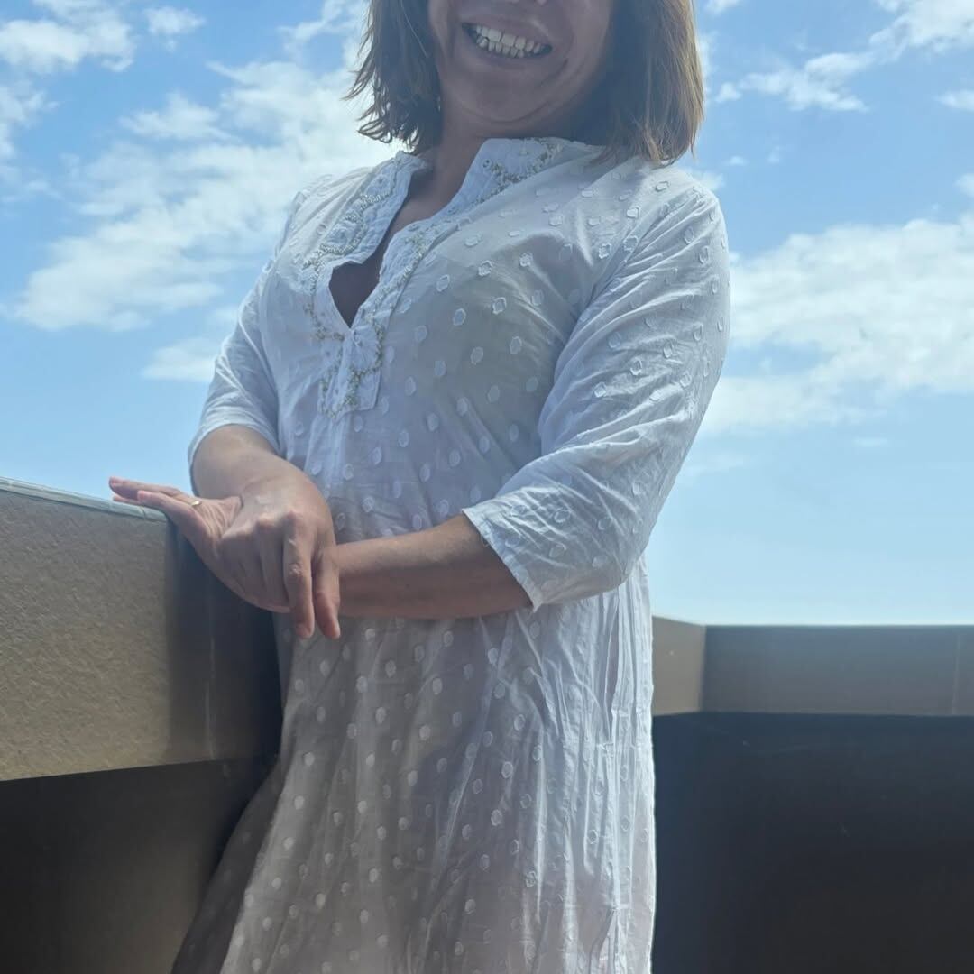 Las imágenes tomadas por el pequeño Tati muestran a Lizy posando en una terraza y destacan por su naturalidad y espontaneidad, conquistando las redes sociales