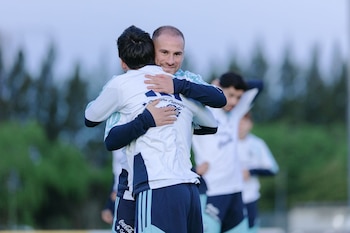 El cálido abrazo de Alexis Mac Allister al ídolo argentino (@Argentina)