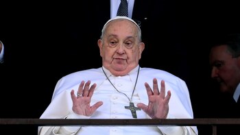 El papa continúa mejorando mientras