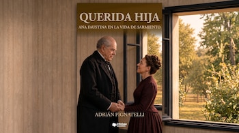 Portada de libro que presenta a un hombre mayor y a una mujer vestidos con ropa de época tomados de las manos junto a una ventana.