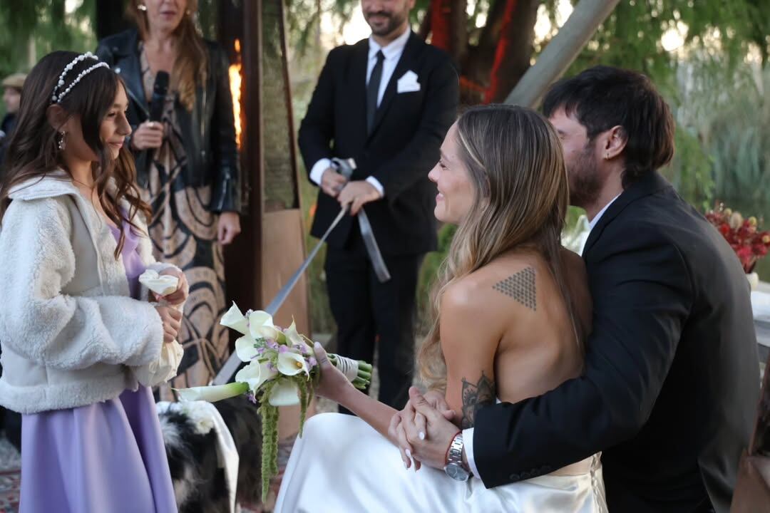 La hija de la pareja, Lupe, y la mascota familiar tuvieron un rol destacado en la ceremonia, aportando ternura y originalidad al evento