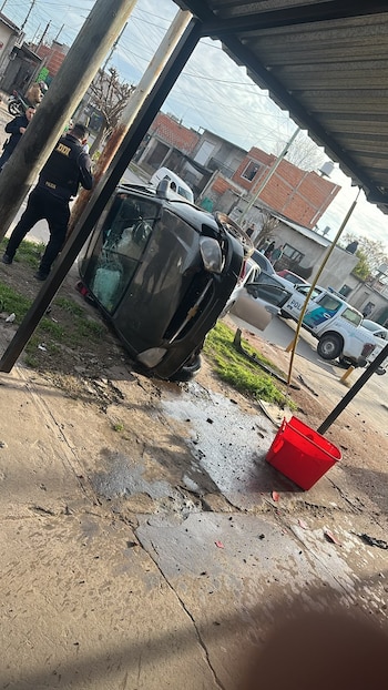 Así quedó el vehículo en el que iba el joven detenido y su acompañante (Foto: Policía bonaerense)