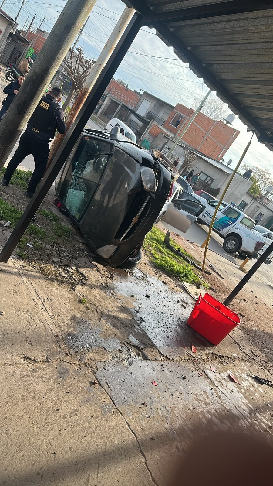 Así quedó el vehículo en el que iba el joven detenido y su acompañante (Foto: Policía bonaerense)
