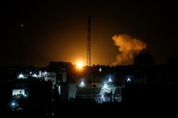 El humo y las llamas se elevan durante los ataques aéreos israelíes en la ciudad de Gaza, 27 de enero de 2023. REUTERS/Arafat Barbakh
