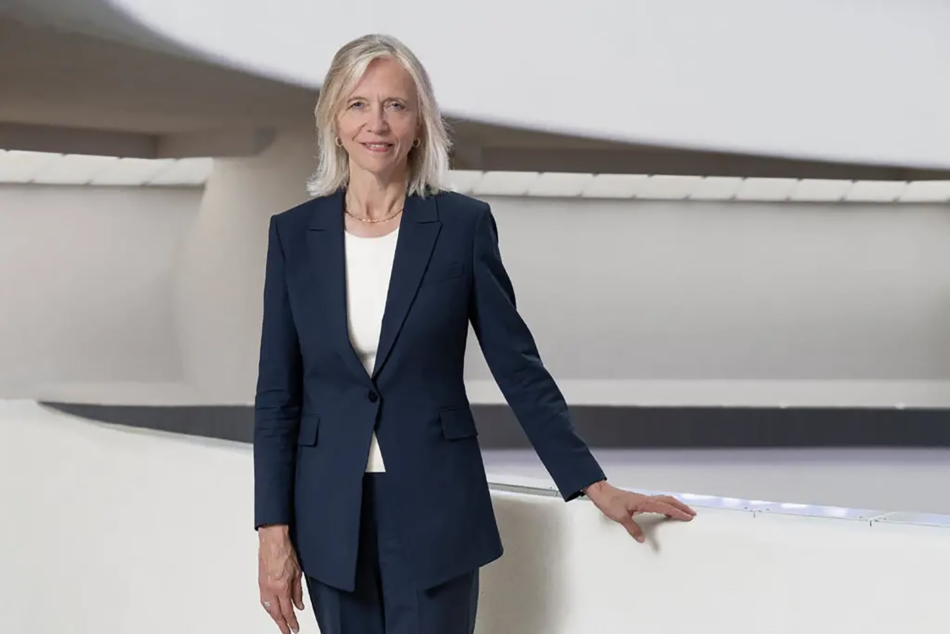 Mariët Westermann posa con un traje formal en un entorno moderno, reflejando su rol como líder en el ámbito cultural. (David Heald / The New York Times)