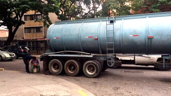 El camión de combustible cortando