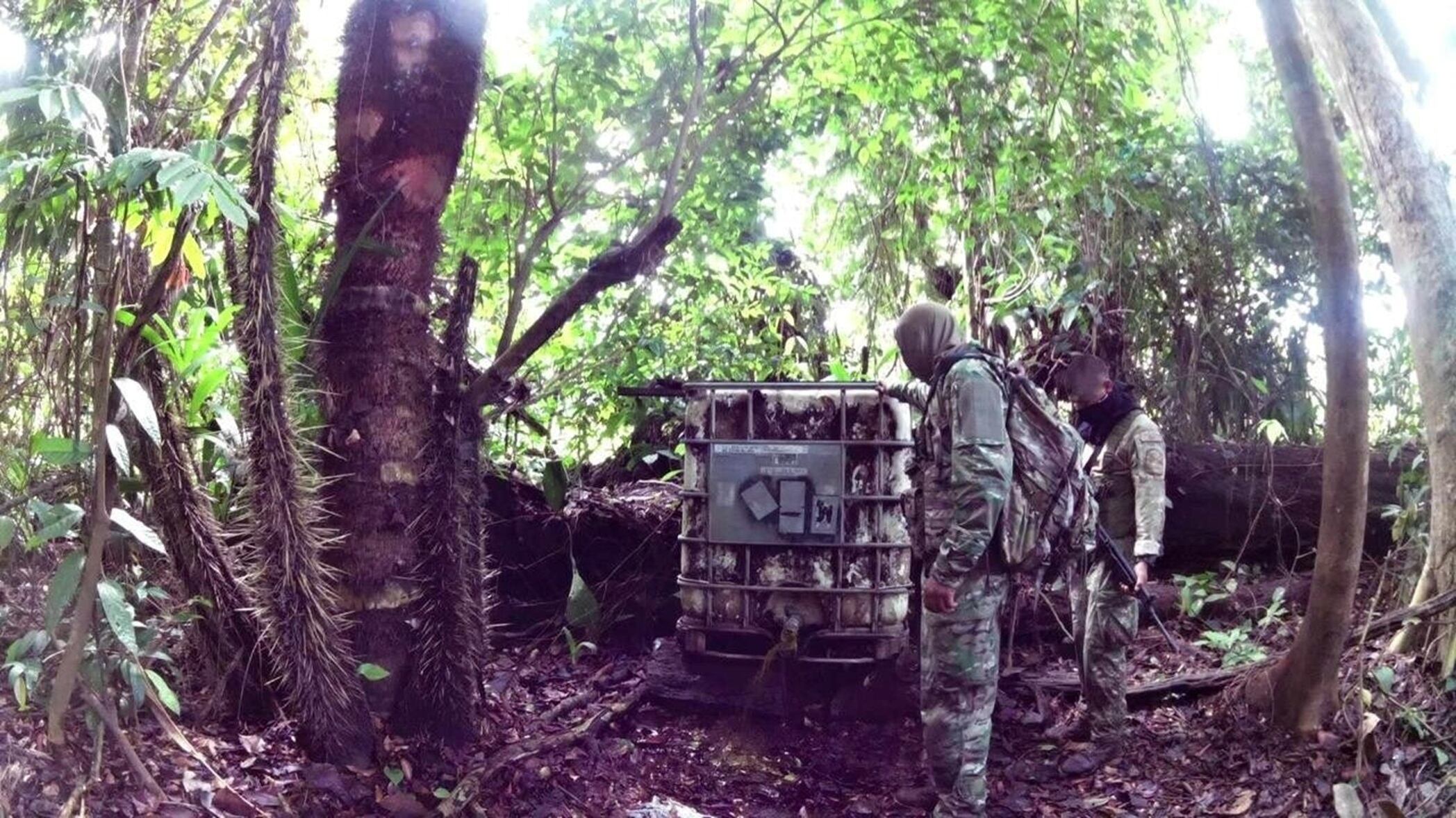 En Cushillococha, decomisaron más de 100 kg de pasta básica de cocaína y un arsenal con pistolas, ametralladoras, granadas y municiones. (Gob)