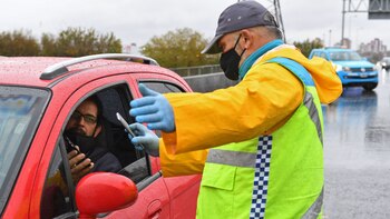 Controles vehiculares sobre la avenida