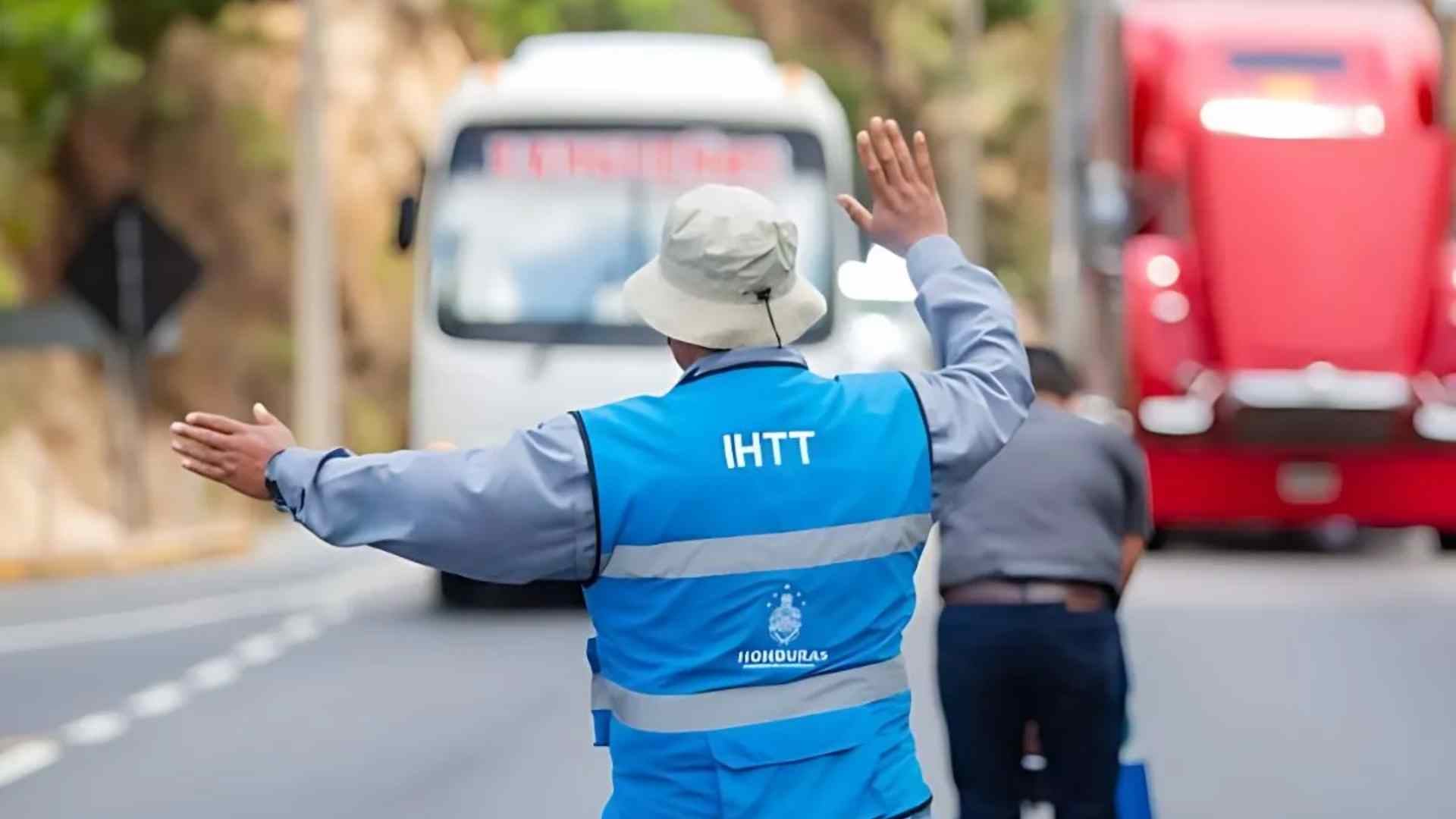 El retorno masivo de viajeros en Honduras ocasionó un alto flujo vehicular y aumentó los controles policiales, considerados clave para reducir accidentes durante la Semana Santa. (Foto: Cortesía)