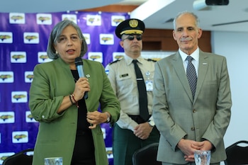 Autoridades del Consejo Hondureño de la Empresa Privada presentaron al Gobierno un informe sobre los principales retos energéticos que enfrenta Honduras. (Foto: Presidencia de Honduras)