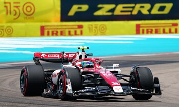 El arco antivuelco se ubica