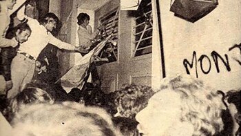 La turba intenta asaltar la