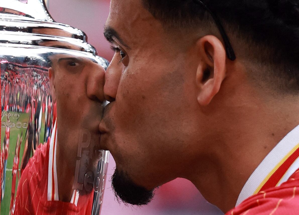 Luis Díaz celebra su título de la Premier League 2024-2025 con Liverpool FC - crédito REUTERS/Phil Noble