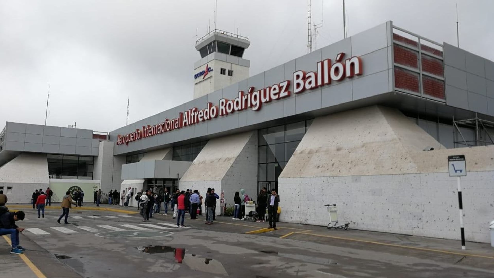Arequipa amaneció con lluvias intermitentes y neblina persistente que redujeron la visibilidad aérea.