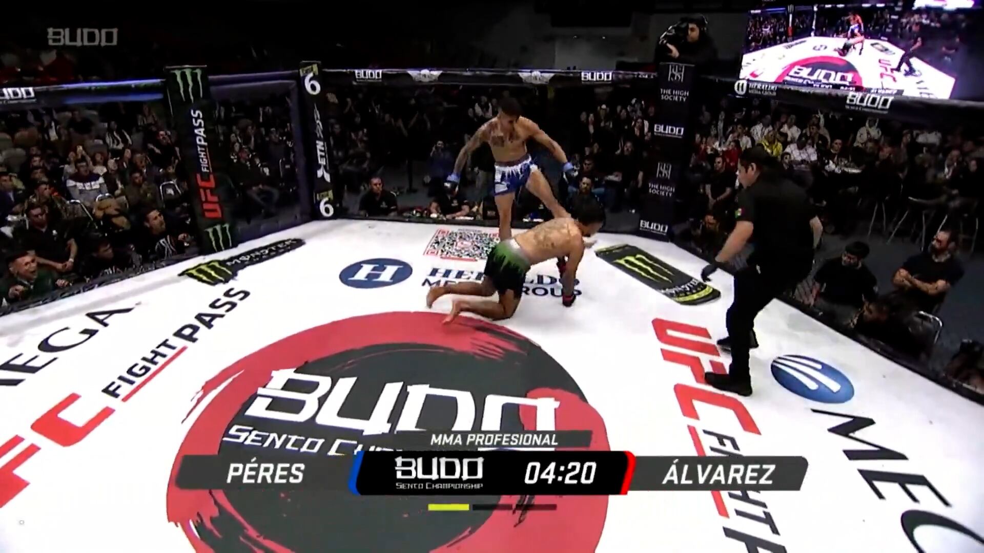 El momento de la impactante patada en la cabeza