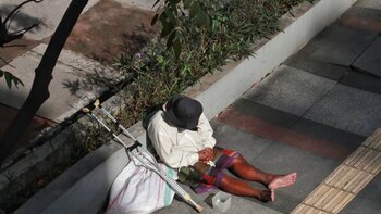 Ladrón en muletas intimidó a sus víctimas con machete en mano y la Policía lo dejó ir