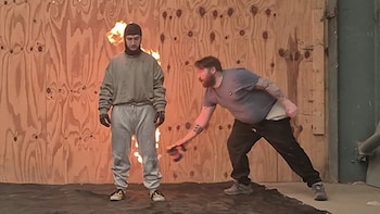 Ryan Luney, acróbata británico sorprendió al mundo al ejecutar una serie de acrobacias extremas bajo fuego