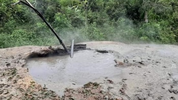 Lodo hirviendo y columnas de
