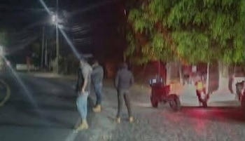 Por medio de redes sociales circuló una imagen en la que se ve a civiles al lado de motocicletas que presuntamente son parte de la Familia Michoacana. (X @Acapulco_Verdad)