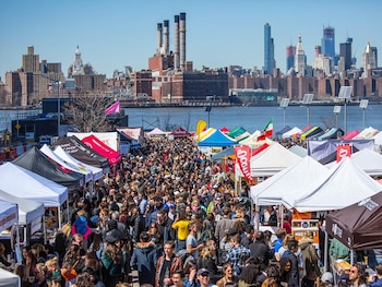 Ferias como Smorgasburg atraen a miles de personas con propuestas culinarias de todo el mundo.