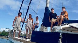 “Vivimos en un velero, pero no como todos imaginan”: la intimidad de una familia con tres hijos que navega sin rumbo fijo