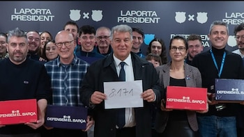Laporta entrega 8.171 firmas, unas