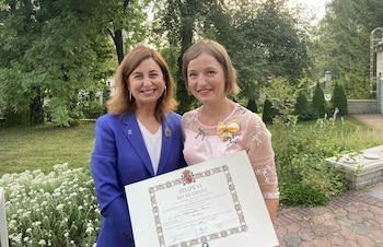 A la izquierda, la embajadora