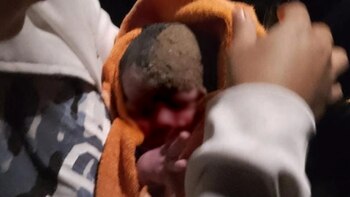 Parió a su bebé en