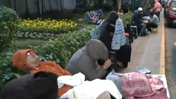 Padres duermen en la calle