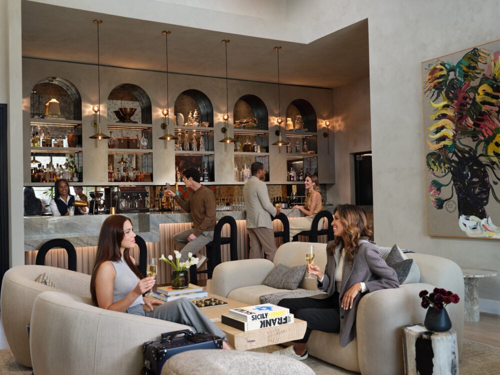The Salon es un salón moderno y animado, perfecto para conversar, trabajar o relajarse, a kilómetros de distancia del bullicio de las salas de espera del aeropuerto. Foto: reserveps.com