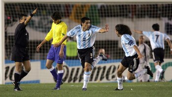 Riquelme festeja su gol con