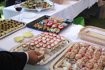 Una mesa llena de exquisitos